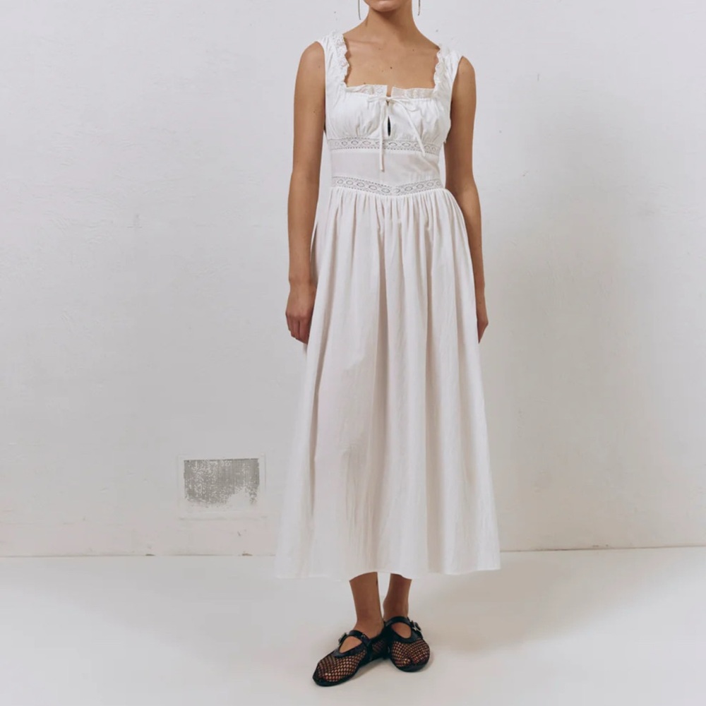 Elegant White Sleeveless Dress